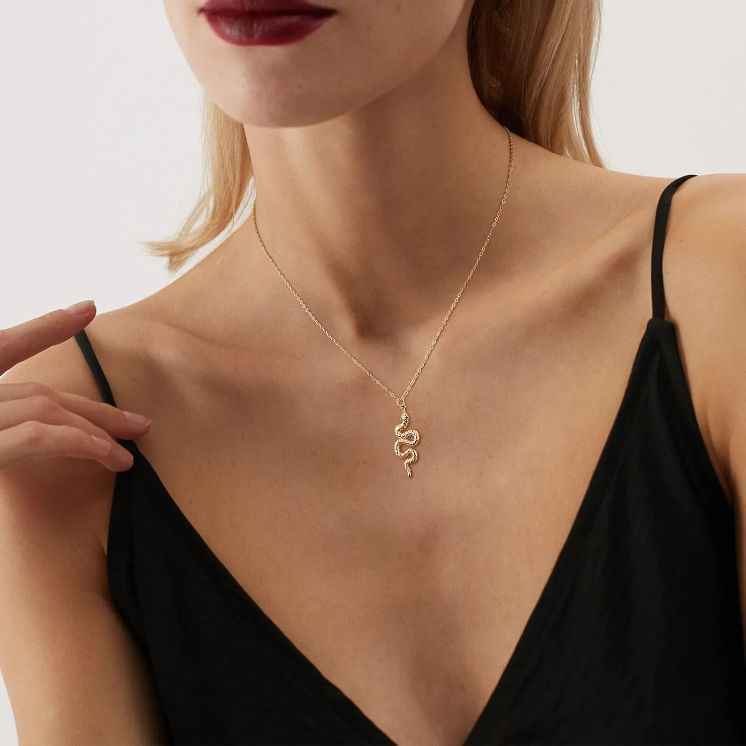 Bemoly Coin Pendant Necklaces for Women, 14K Gold Plated Chain Choker Hammered Coin Bar Dainty Y Pendant Long Necklace Simple Costume Jewelry