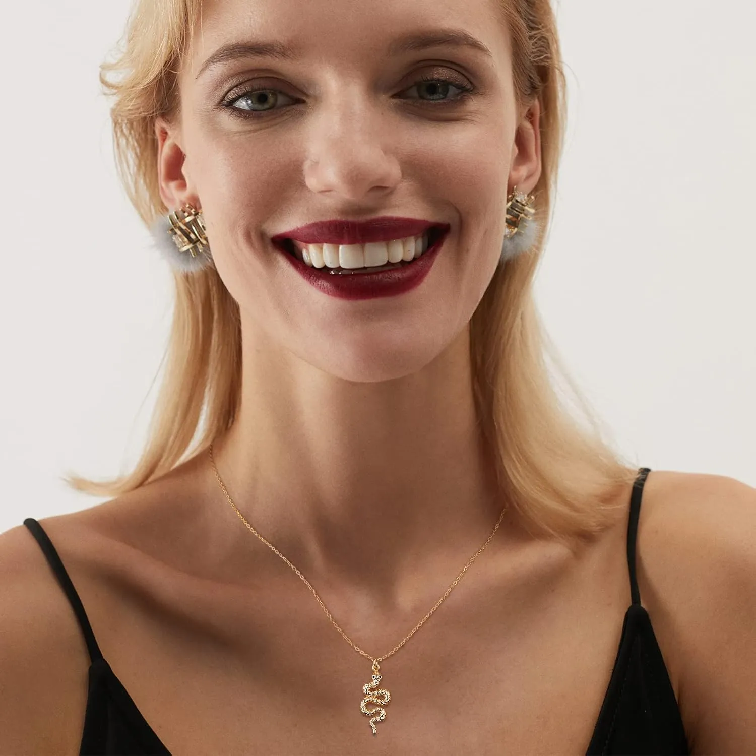 Bemoly Coin Pendant Necklaces for Women, 14K Gold Plated Chain Choker Hammered Coin Bar Dainty Y Pendant Long Necklace Simple Costume Jewelry