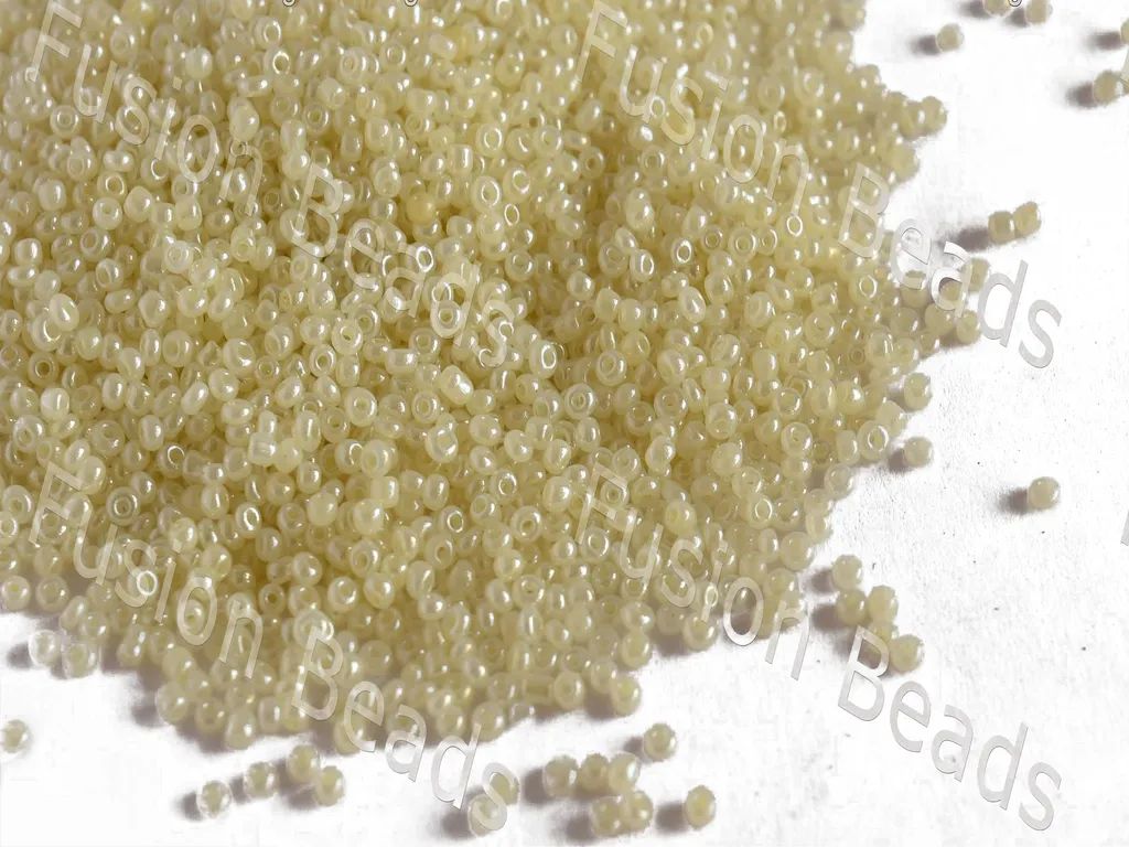 Ceylon Cream Round Rocailles Seed Beads
