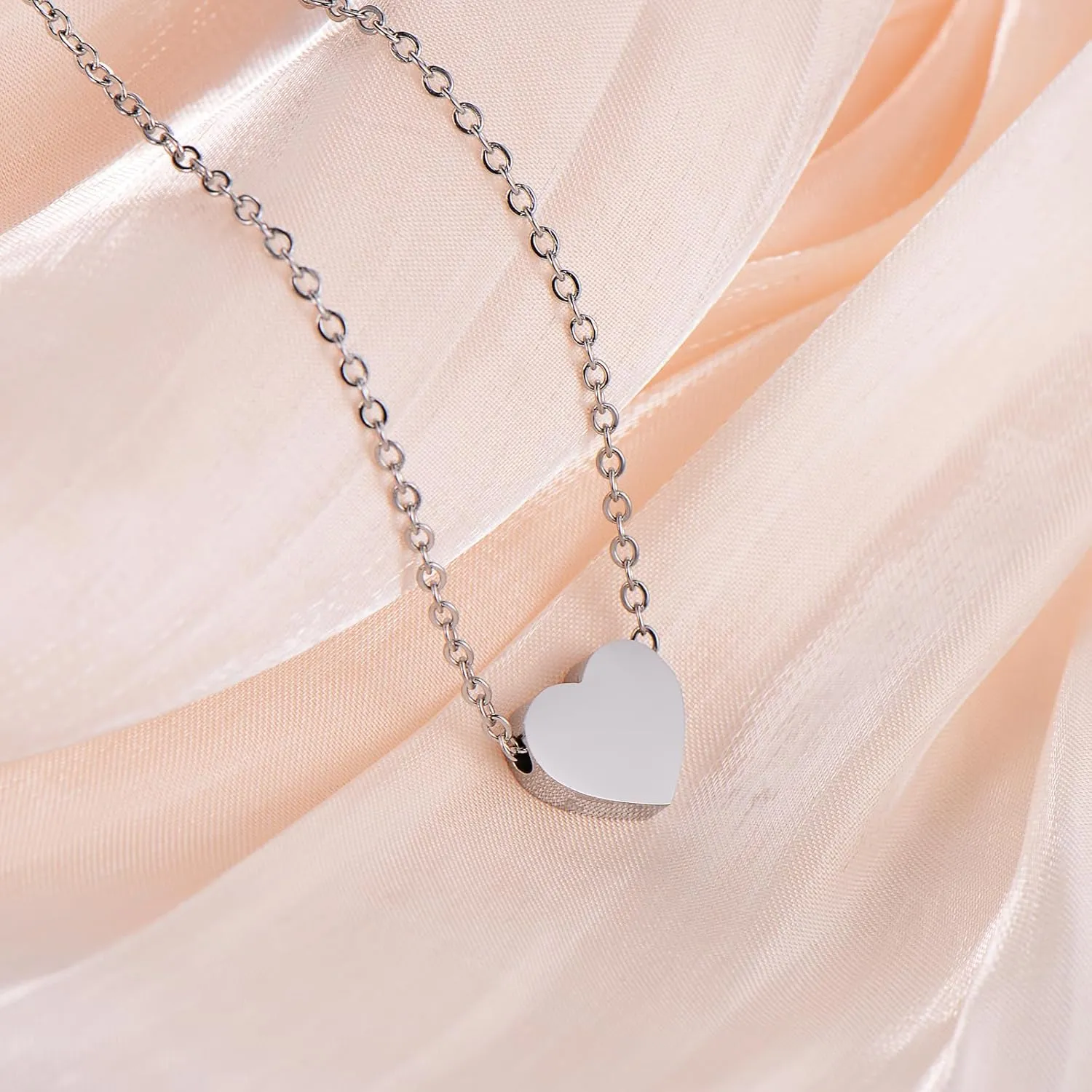 Christmas Gifts for Women,Heart Necklace ，Gold Necklaces for women，Cute Dainty Love Pendant Necklace for Women, Ladies Silver Necklaces