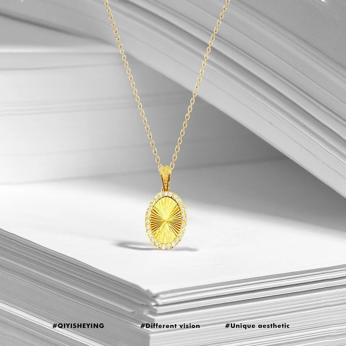 Christmas Gifts for Women，Women's Pendant Necklace, 18K Gold Diamond Necklace，Women's Simple Gold Necklace, Gold Fashion Gift，Gold Round Necklace, Gold Oval Necklace