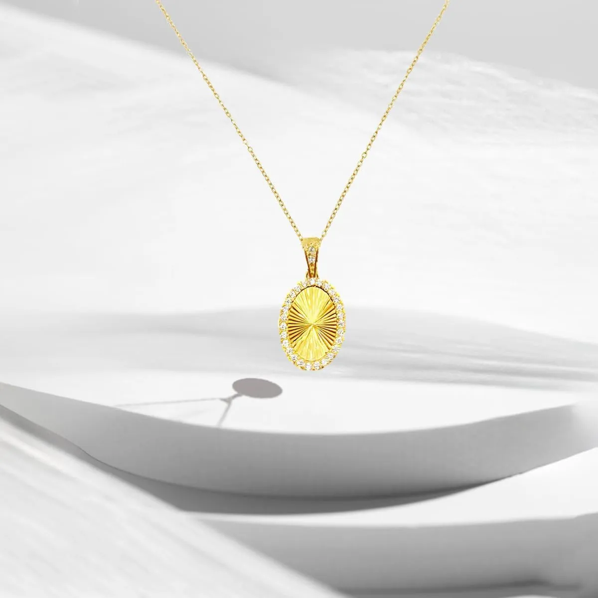 Christmas Gifts for Women，Women's Pendant Necklace, 18K Gold Diamond Necklace，Women's Simple Gold Necklace, Gold Fashion Gift，Gold Round Necklace, Gold Oval Necklace