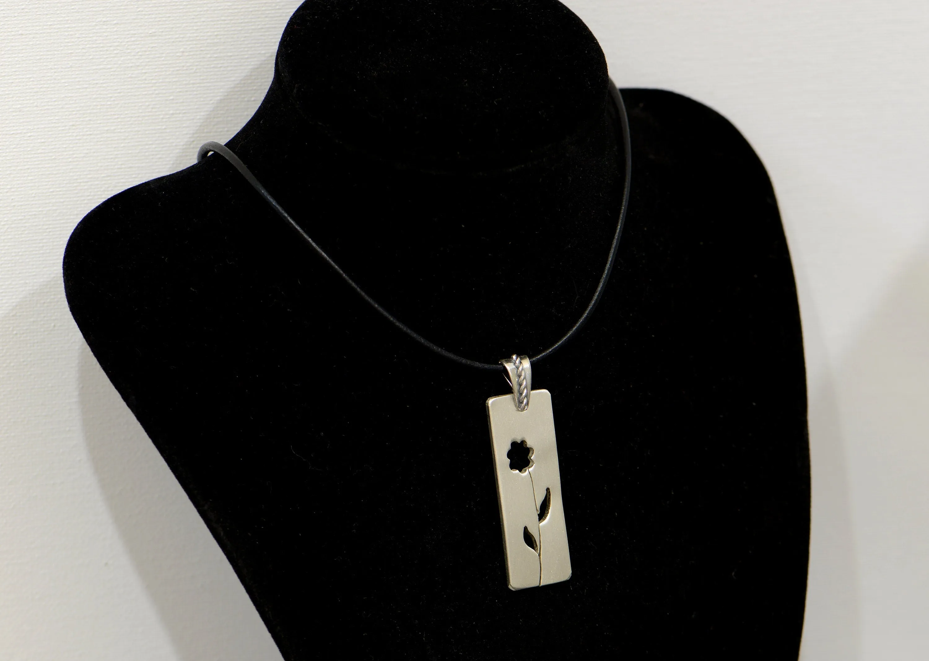 Elegant simple sterling silver flower necklace