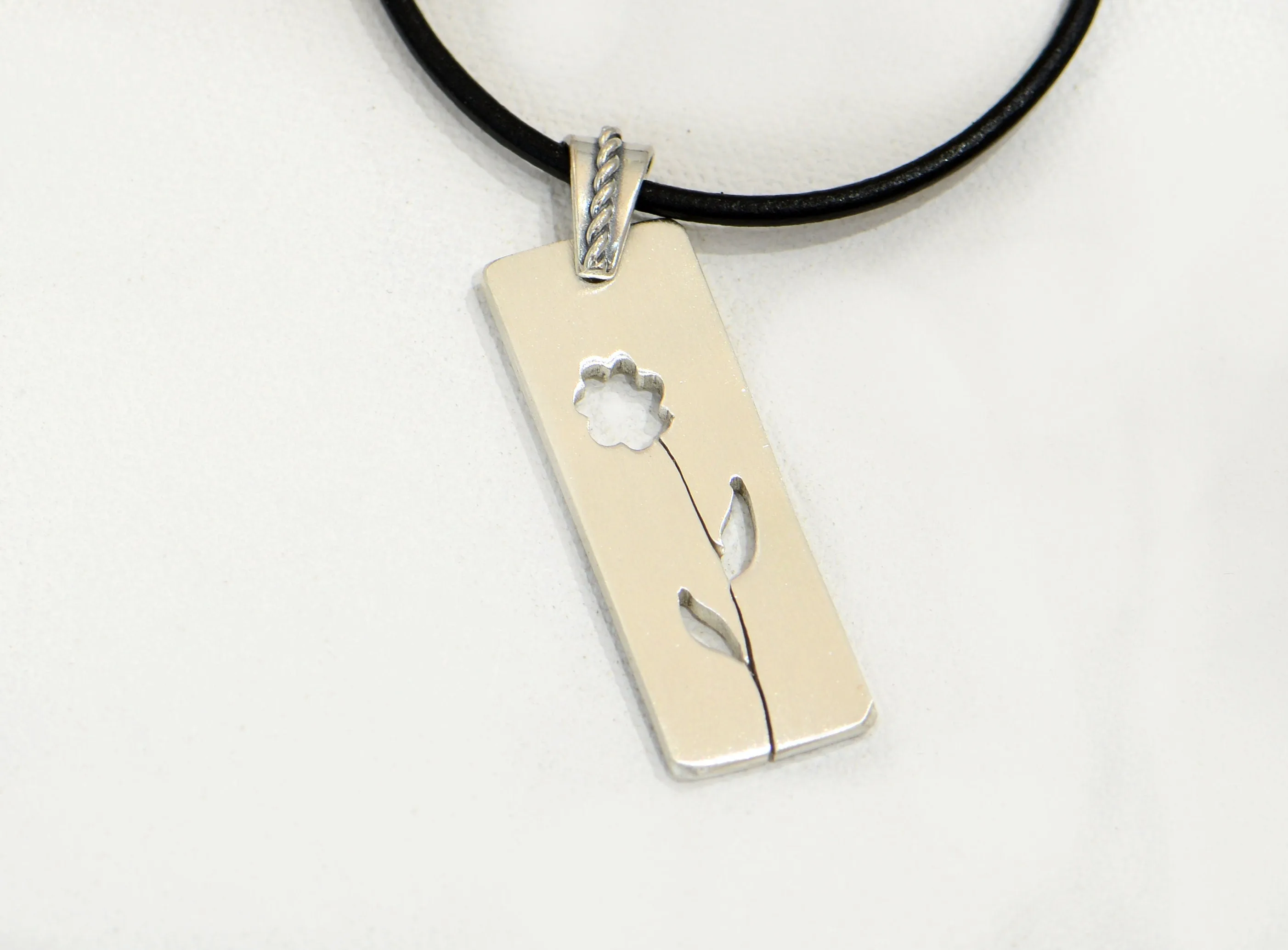 Elegant simple sterling silver flower necklace