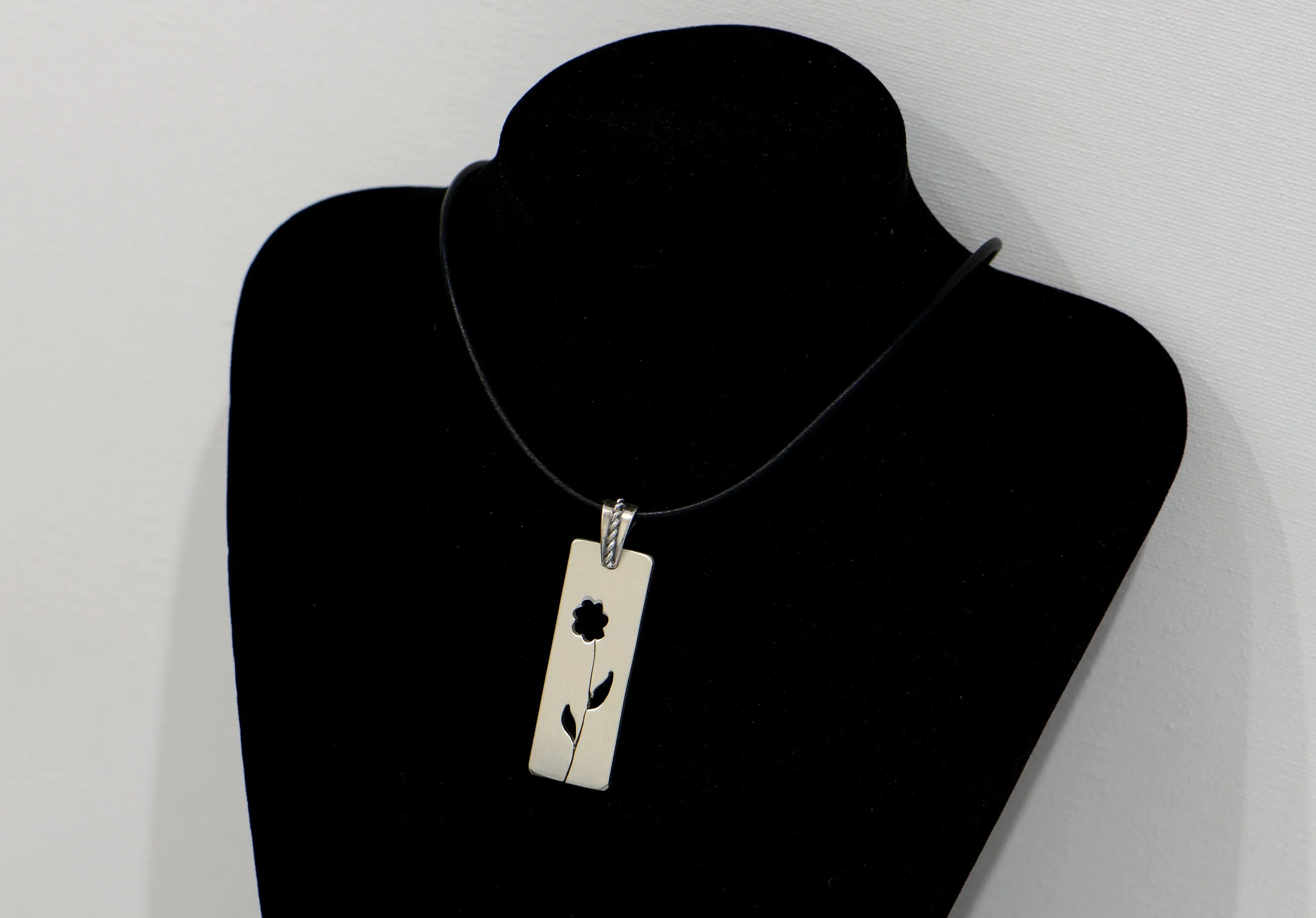 Elegant simple sterling silver flower necklace