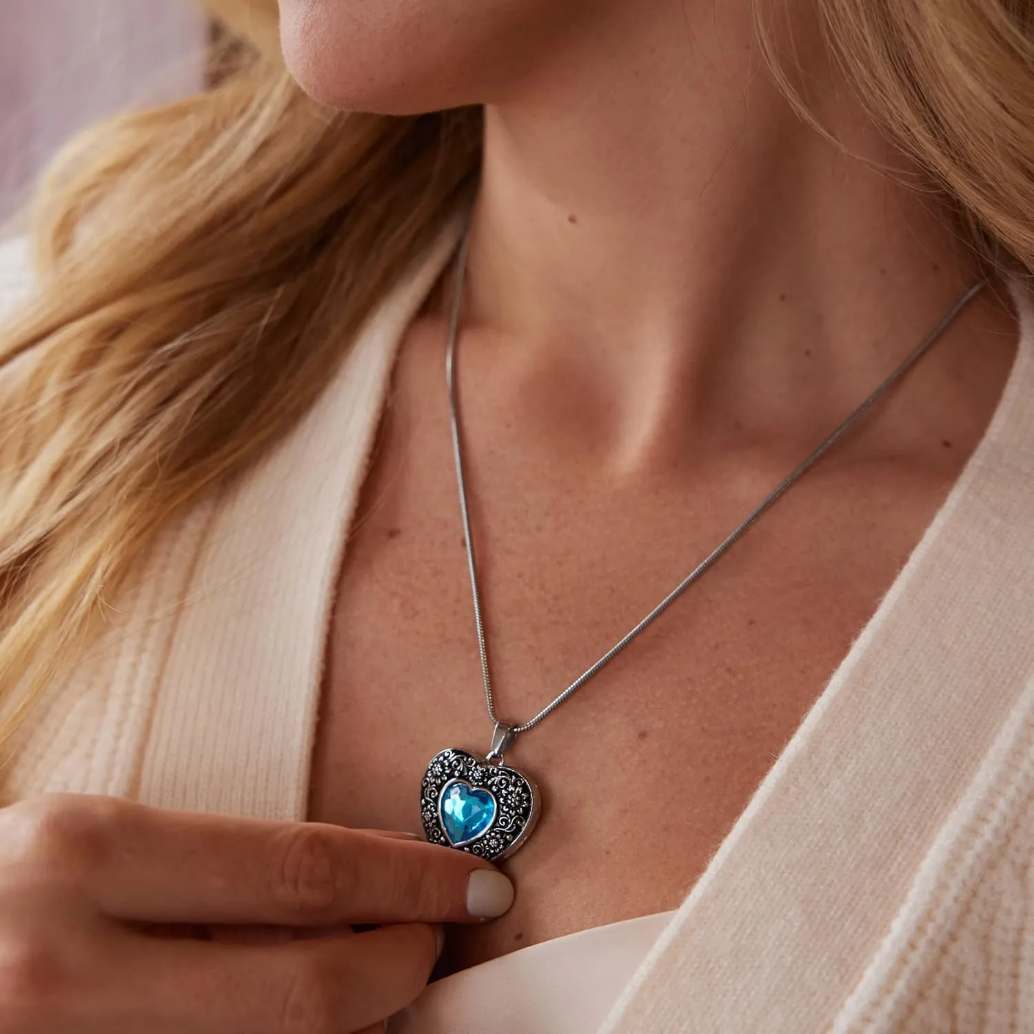Fanery Sue Locket Necklace for Women, Heart Locket Silver Lockets Rose Sunflower Necklaces Custom Picture Pendant Jewerly Memorial Gifts for Mom Daughter