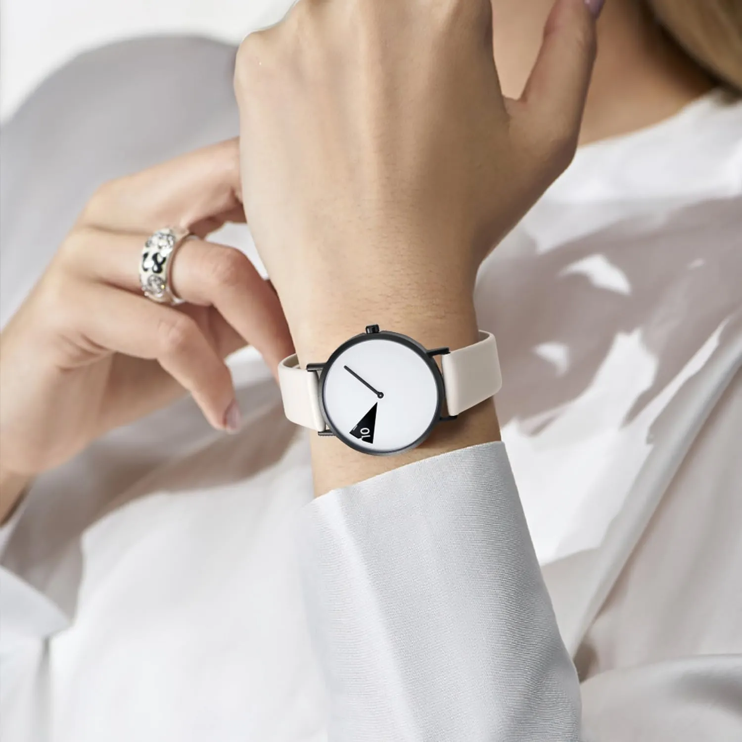 Fashion Watch Simple Decent Casual Fashion Quartz Watch (Less is More) Watch