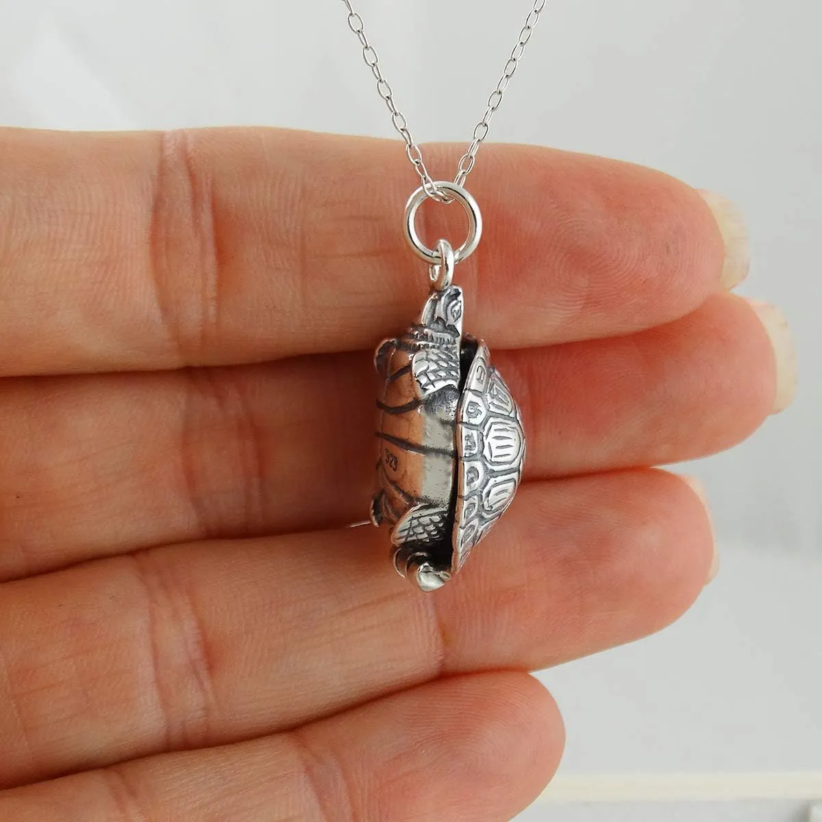 FashionJunkie4Life Sterling Silver Locket Necklaces for Women, 18" Cable Chain