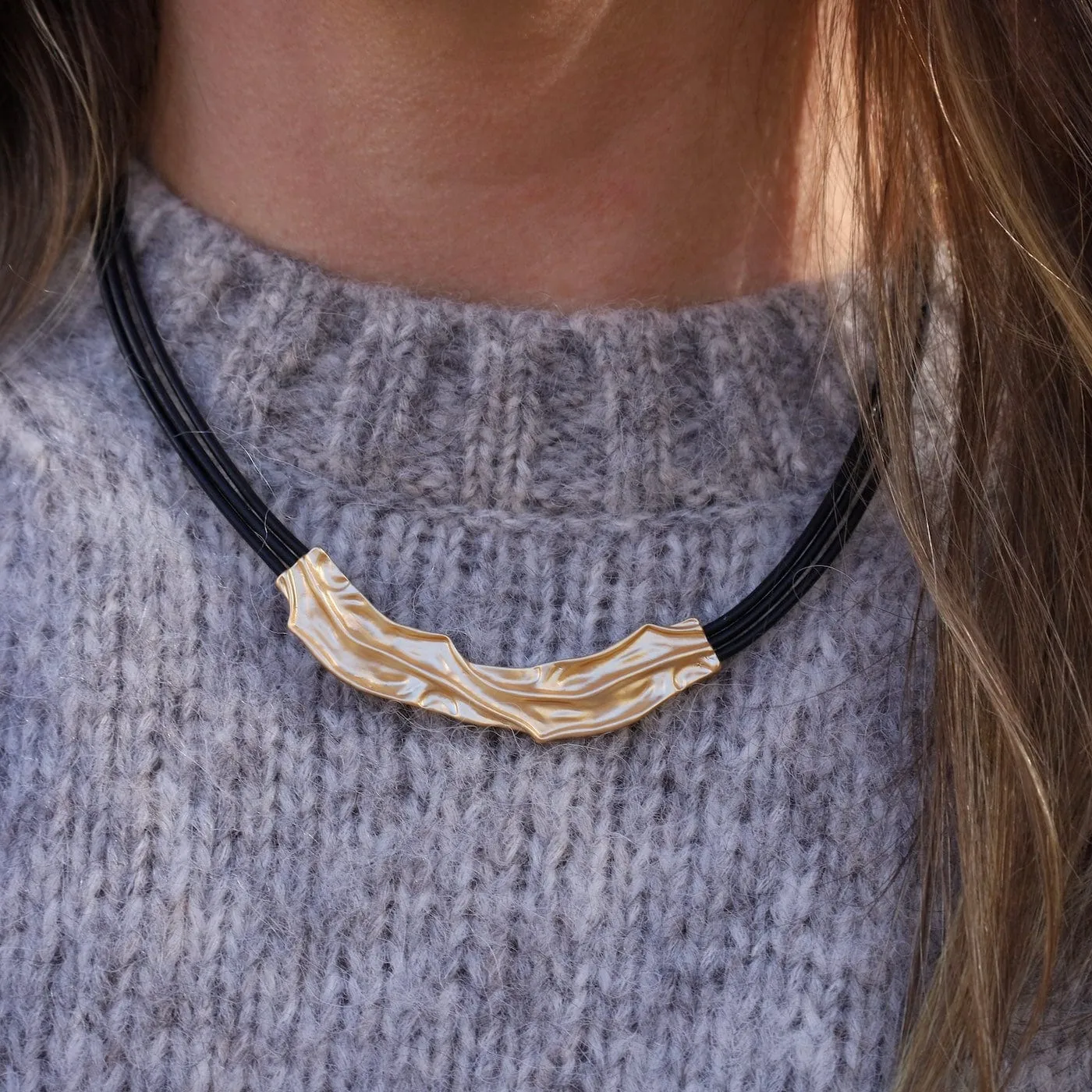 Gold Crinkle Bar Black Leather Necklace