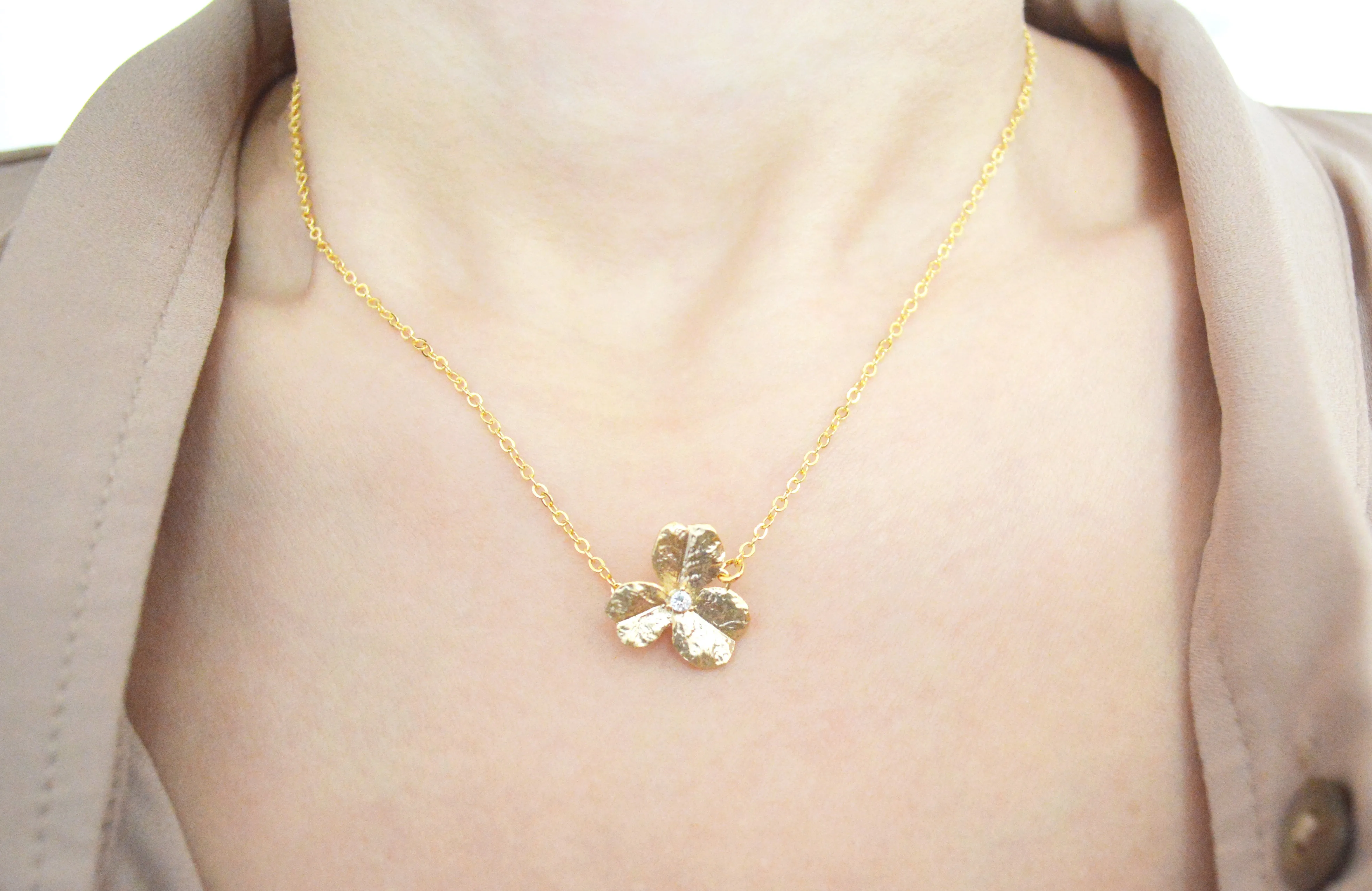 Gold zirconia flower necklaceecklace
