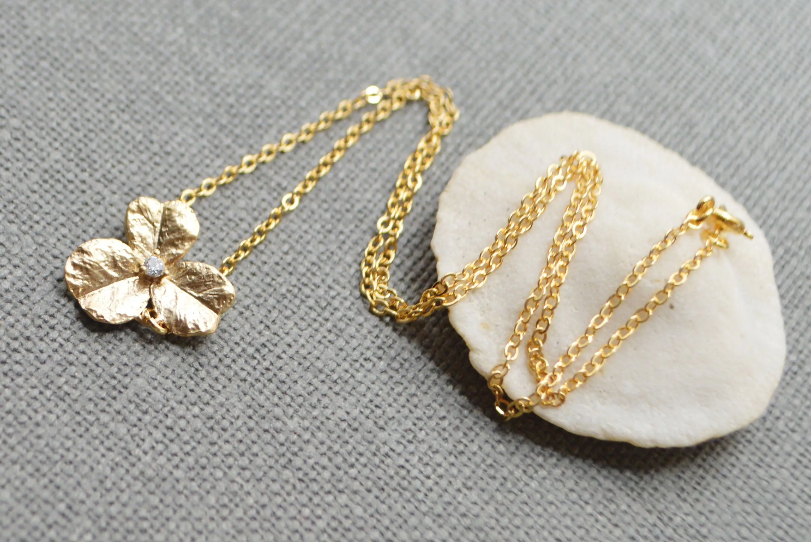 Gold zirconia flower necklaceecklace