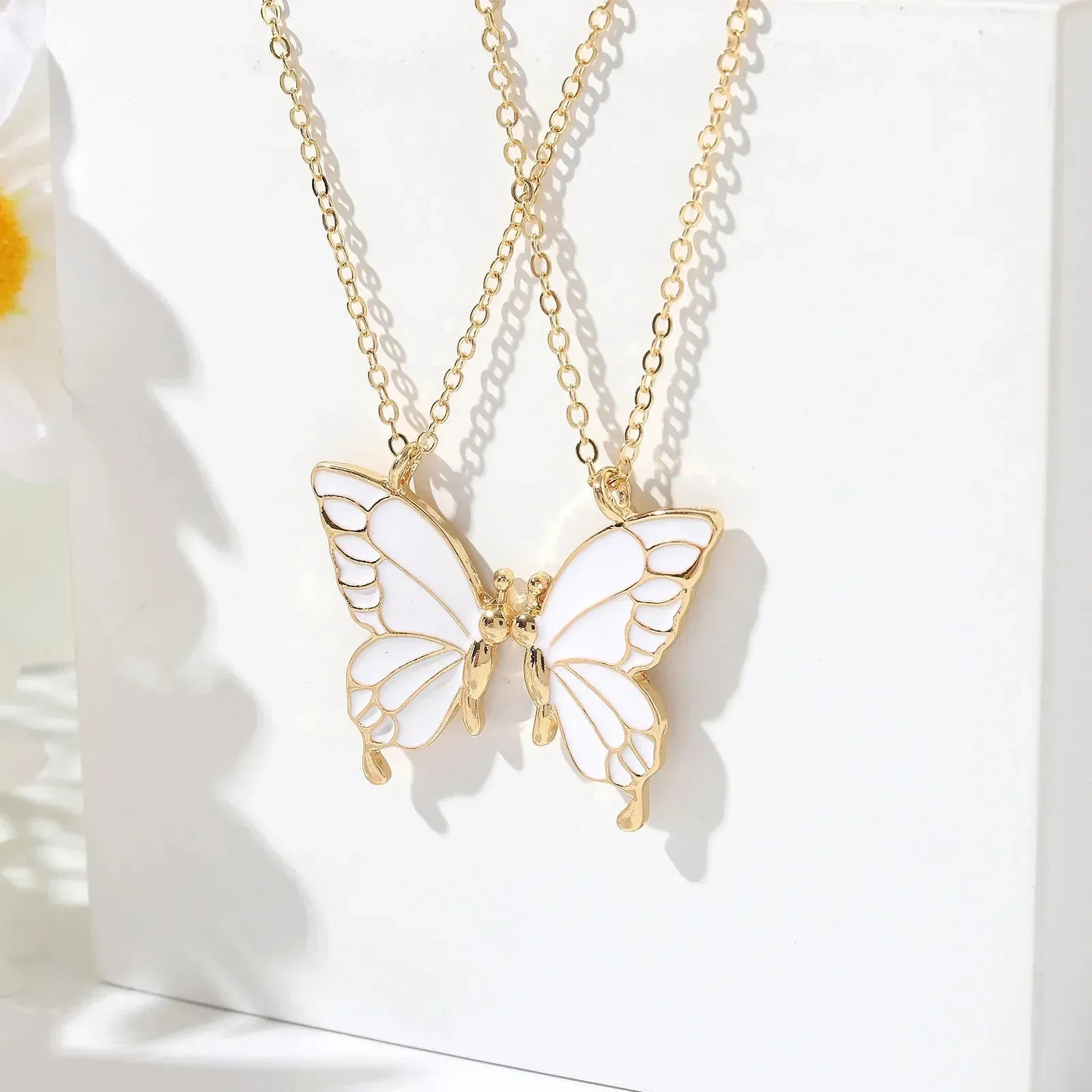 Lady glams 2PCS Best Friend Butterfly Necklaces - Trendy Pendant Necklaces for Dynamic Duos and Long-Distance Connections