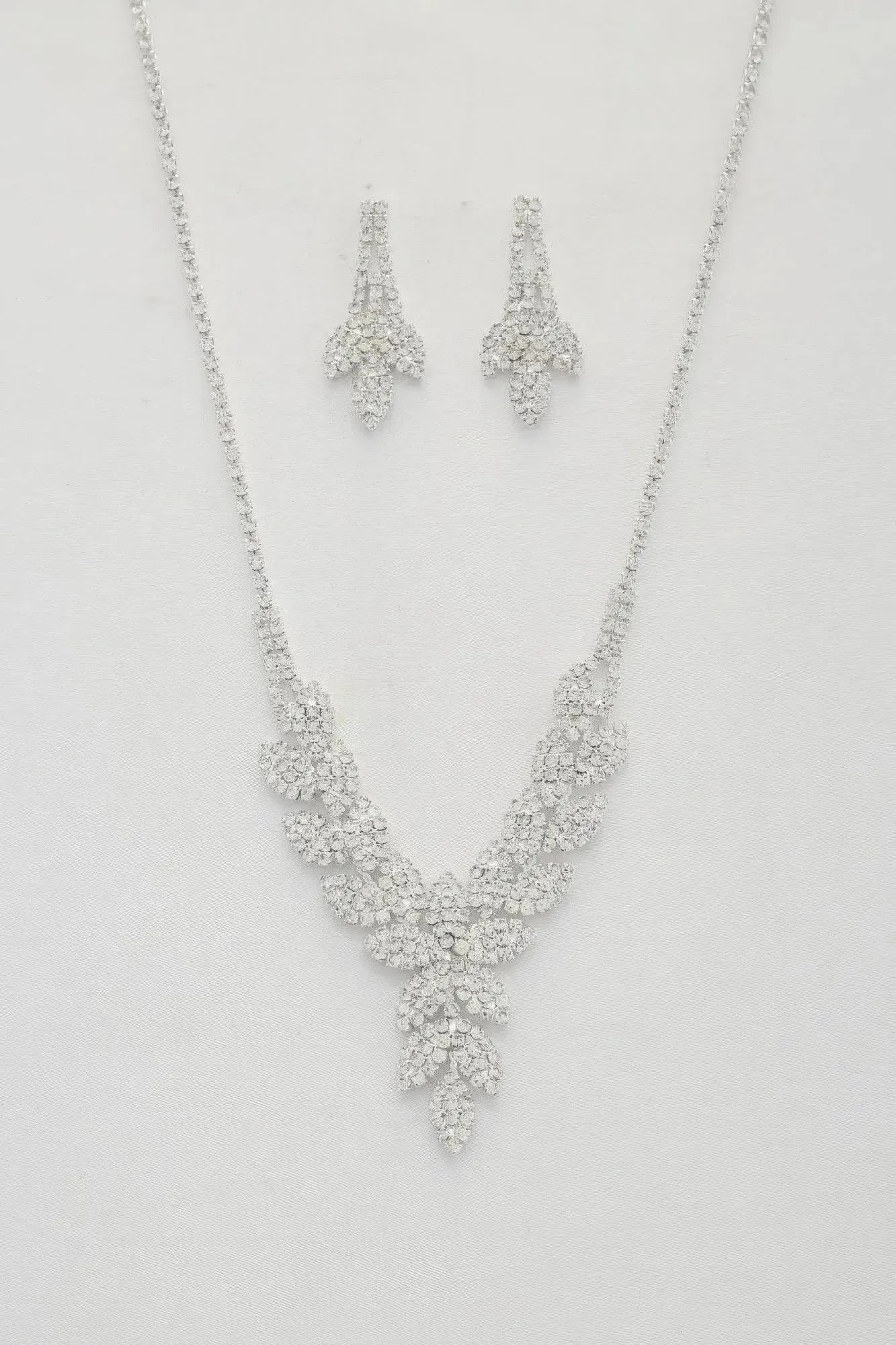 Leaf Pattern Crystal Necklace