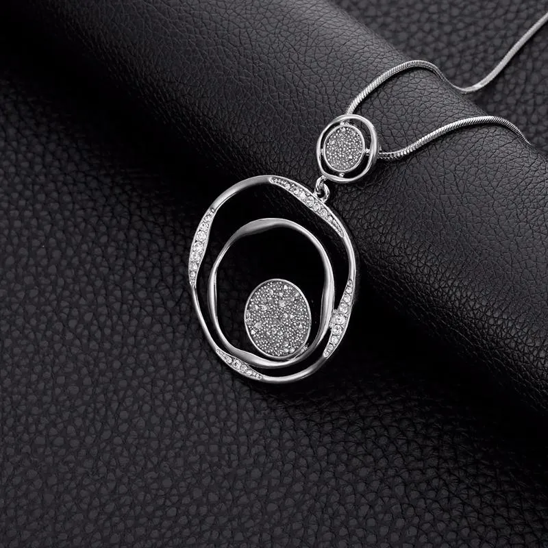 Luxurious Round Pendant Adorn with Rhinestone Necklace