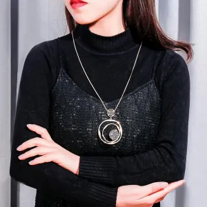 Luxurious Round Pendant Adorn with Rhinestone Necklace