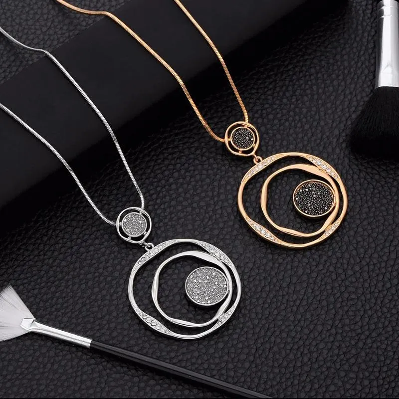 Luxurious Round Pendant Adorn with Rhinestone Necklace