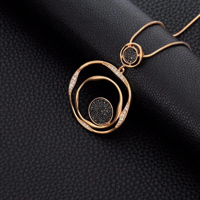 Luxurious Round Pendant Adorn with Rhinestone Necklace