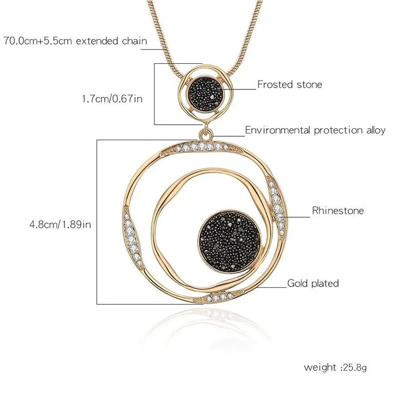 Luxurious Round Pendant Adorn with Rhinestone Necklace