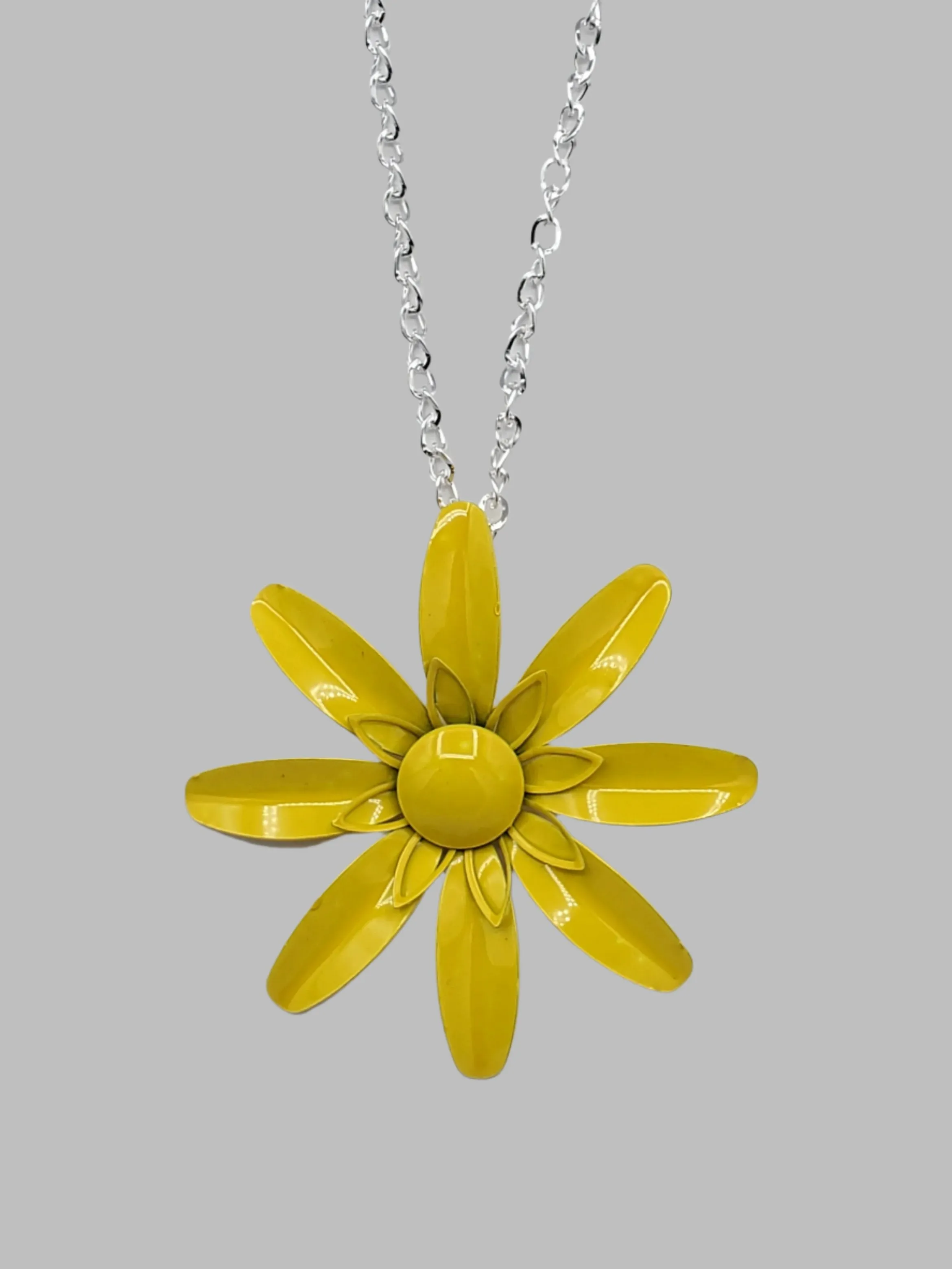 Metal Daisy Pendant Necklace in Yellow
