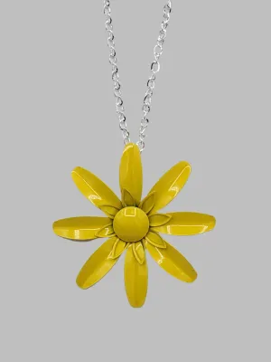 Metal Daisy Pendant Necklace in Yellow
