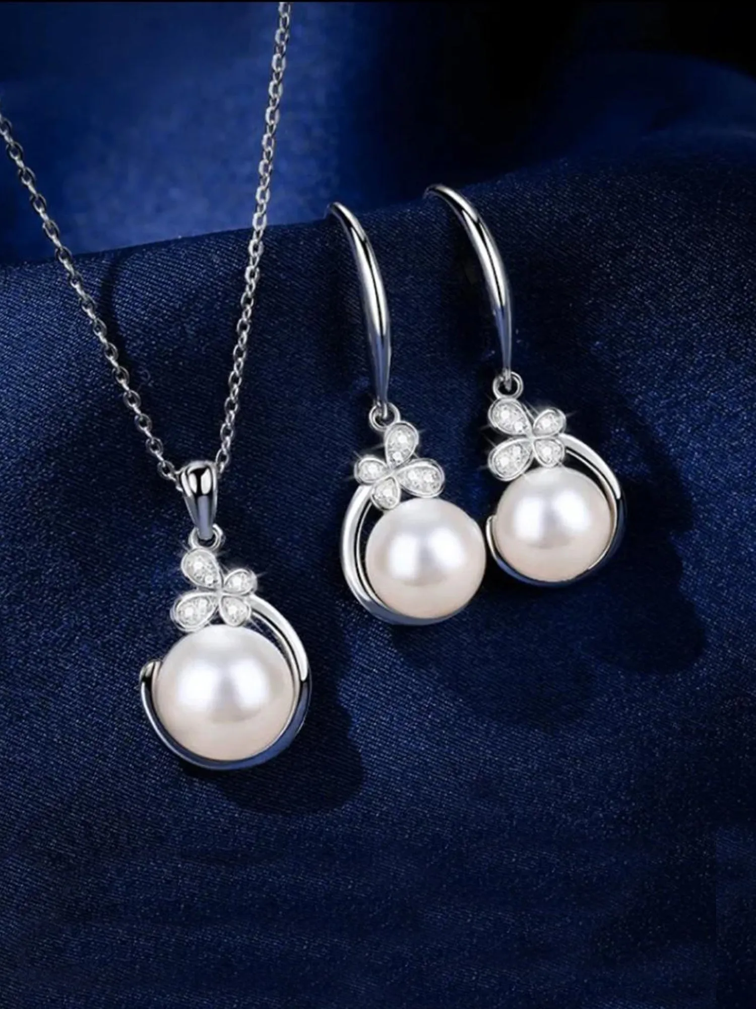 Silver Plated Pendant and Chain Set with Faux Pearl Accent