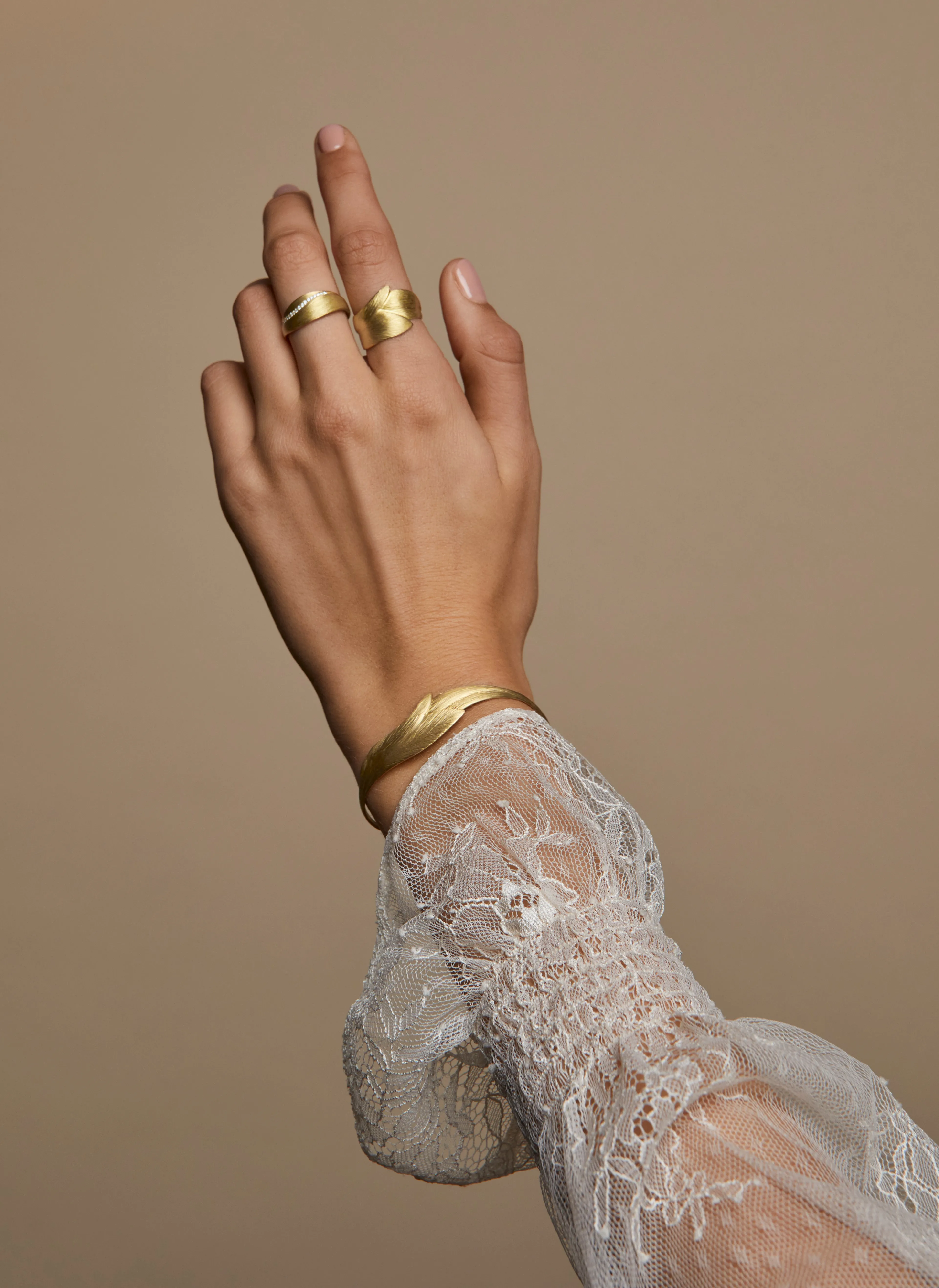 Small Aura 18K Gold Ring w. Diamonds