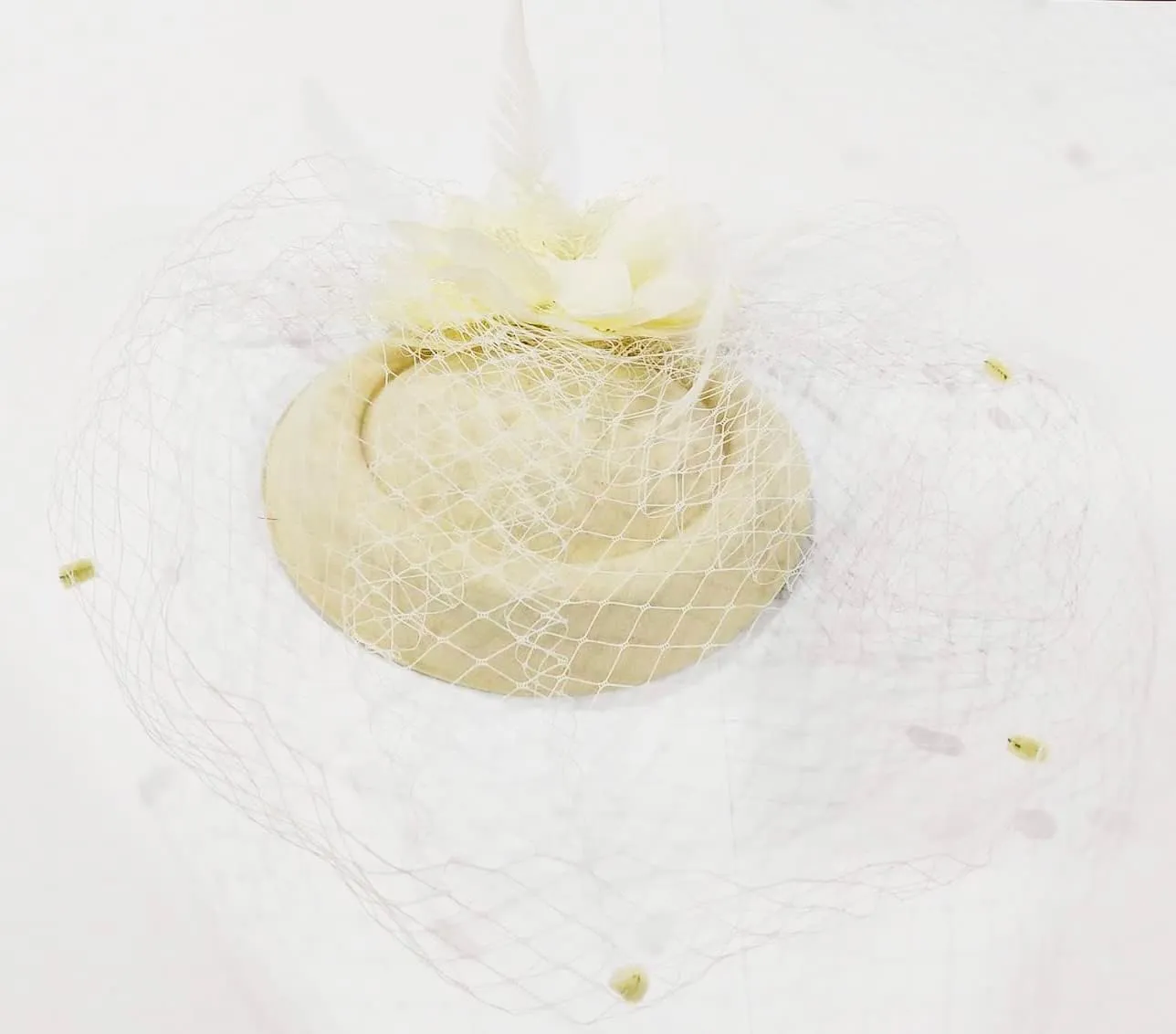 Women Fascinator Hat Flower Feather Mesh Face Veil Hair Clip Pillbox Hats with Pearl Accessories Set and Short Satin Gloves
