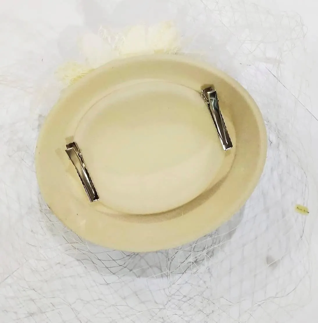 Women Fascinator Hat Flower Feather Mesh Face Veil Hair Clip Pillbox Hats with Pearl Accessories Set and Short Satin Gloves